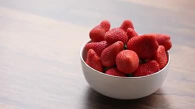 草莓放置桌面水果盘视频的预览图
